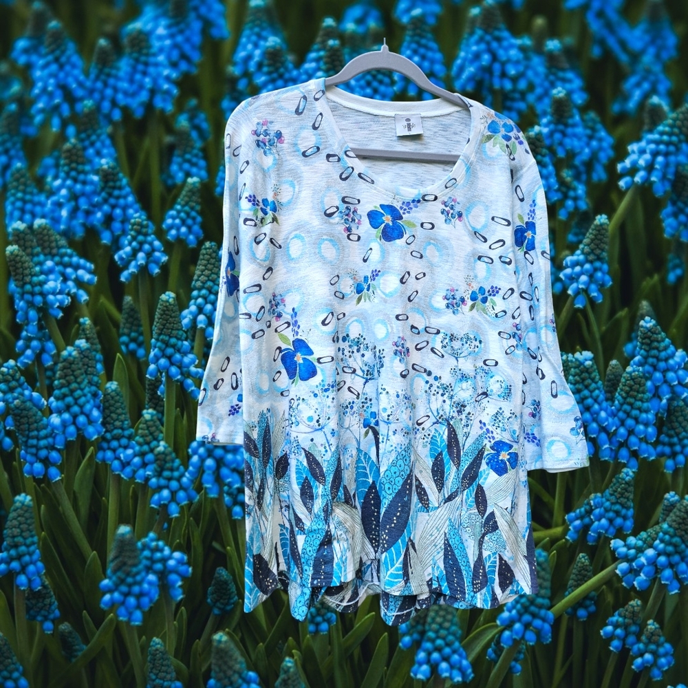 Inoah Floral Blue and White Flowy Top